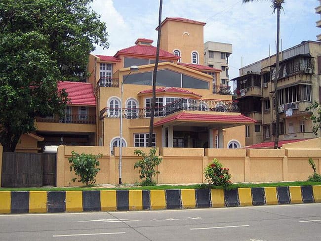 राजेश खन्ना का घर आशीर्वाद अपने आप में ही एक कहानी है. दरअसल राजेश खन्ना की एक फिल्म आशीर्वाद बहुत हिट हुई थी जिसके बाद उन्होंने अपने बंगलों का नाम आशीर्वाद रख दिया. ये बंगला उन्होंने 80 के दशक में खरीदा था.