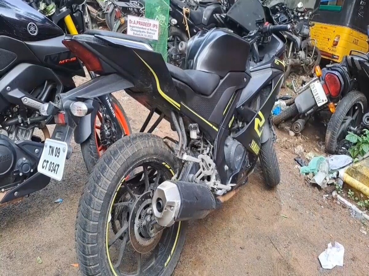 Accident: இரு சக்கர வாகனத்தில் ட்ரிபிள்ஸ்... லாரியில் சிக்கி பறிபோன உள்ளூர் கிரிக்கெட் வீரர் உயிர்..!