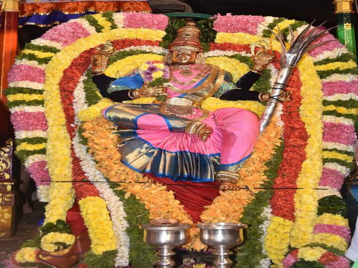 கையில் கரும்புடன் காட்சி தரும் பராசக்தி அம்மன்