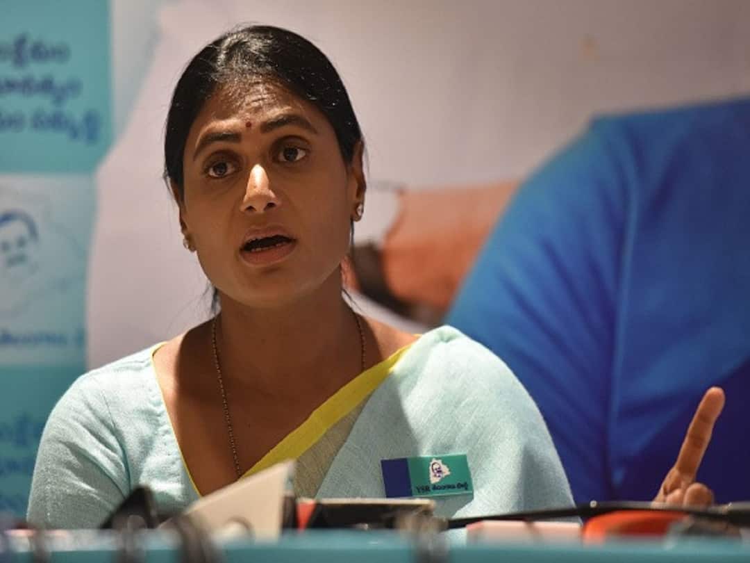 Andhra CM Jagan Mohan Reddy Sister YS Sharmila Arrested Amid High Drama During March Towards KCR's Residence Andhra CM's Sister YS Sharmila Arrested Amid Drama During March Towards KCR's Residence, Gets Bail