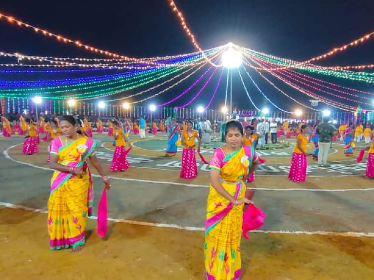 Sangamam Art Group's initiative to revive folk arts is well received in Coimbatore நாட்டுப்புற கலைகளை உயிர்ப்பிக்கும் சங்கமம் கலைக்குழு ; பள்ளி தலைமையாசிரியர் முயற்சிக்கு குவியும் வரவேற்பு