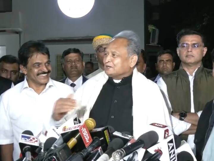 पूर्व डिप्टी सीएम सचिन पायलट ने उनकी इस बात पर कड़ी आपत्ति जताई थी. हालांकि कांग्रेस का आलाकमान राज्य में भारत जोड़ो यात्रा के प्रवेश से पहले इन दोनों नेताओं को एक लाइन में लेकर आना चाहता है. यही वजह रही कि कांग्रेस आलाकमान ने राहुल गांधी के सबसे खास सिपहसलार और पूर्व कांग्रेस महासचिव केसी वेणुगोपाल को भारत जोड़ो यात्रा की तैयारियां का जायजा लेना भेजा था.