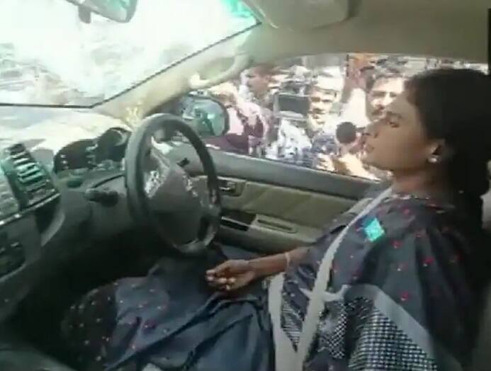 Telangana leader YS Sharmila towed away in car by police Video: આંધ્રપ્રદેશના મુખ્યમંત્રીની બહેનની કારને હૈદરાબાદ પોલીસ ઉઠાવી ગઇ, કારની અંદર હતી CM જગન રેડ્ડીની બહેન શર્મિલા રેડ્ડી