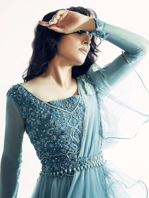 पाउडर ब्लू ड्रेस में अप्सरा सी दिखीं Pak एक्ट्रेस