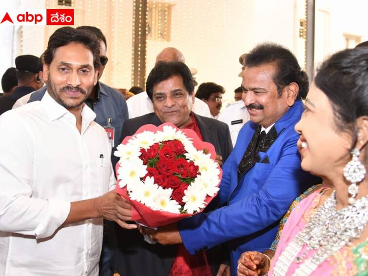 Ali Daughter Wedding Reception: AP CM YS Jagan attends Ali Daughter Marriage Reception in Guntur YS Jagan: అలీ కూతురు మ్యారేజ్ రిసెప్షన్‌ - నూతన వధూవరులను ఆశీర్వదించిన సీఎం జగన్‌