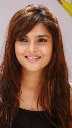 HBD Divya Spandana :  அனல் மேலே பனிதுளி..அலைபாயும் ஒரு கிளி..குட்டி மின்னல் திவ்யா ஸ்பந்தனாவின் பிறந்த நாள்!