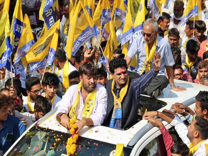 Among the notable candidates in the first round is Isudan Gadhvi of the Aam Aadmi Party, who is running from Khambhalia in the Devbhumi Dwarka district.  (Image Source: Twitter/@AAPGujarat)