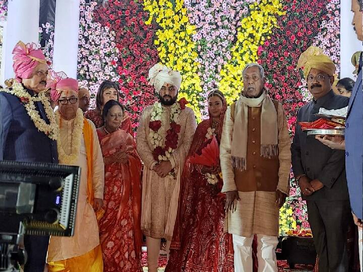 भवन निर्माण मंत्री अशोक चौधरी की बेटी शांभवी की शादी पूर्व आईपीएस अधिकारी महावीर मंदिर न्यास के सचिव व पूर्व आईपीएस आचार्य किशोर कुणाल के बेटे सायण कुणाल से हुई है. शादी में मुख्यमंत्री नीतीश, तेजस्वी यादव समेत तमाम राजनेता वर वधु को आशीर्वाद देने पहुंचे.