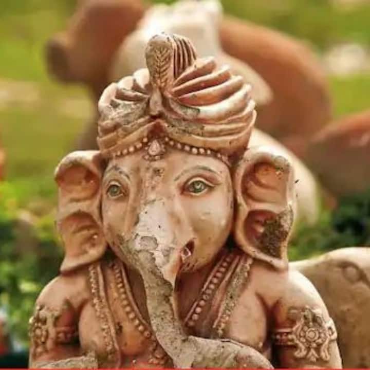 ভাঙা মূর্তি বা ভগবানের ছেঁড়া ছবি রাখা উচিত নয়। এই ধরনের মূর্তি দুর্ভাগ্যের কারণ হয়। নতুন বছরের আগে তা মন্দিরে রেখে দিন এবং বাড়িতে ঈশ্বরের নতুন মূর্তি স্থাপন করুন।