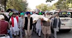 Farmer protest: ਮੋਗਾ-ਫਿਰੋਜ਼ਪੁਰ ਰੋਡ 'ਤੇ ਕਿਸਾਨਾਂ ਨੇ ਮੋਦੀ-ਮਾਨ ਸਰਕਾਰਾਂ ਦੇ ਸਾੜੇ ਪੁਤਲੇ, ਹਾਈਵੇ 'ਤੇ ਲੱਗਿਆ ਜਾਮ