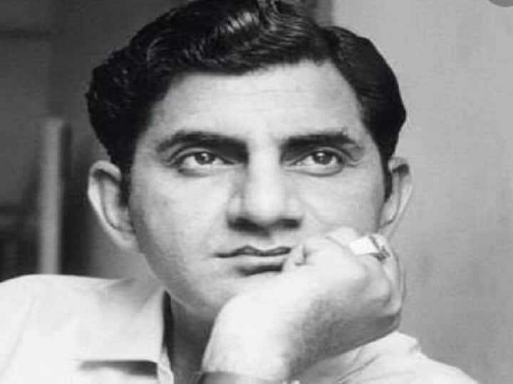 भारतीय सिनेमा के सर्वश्रेष्ठ और सबसे सफल गीतकारों में से एक, आनंद बख्शी ने लगभग पांच दशक तक 3000 से ज्यादा गीत लिखे थे. इनमें से कुछ सबसे पॉपुलर और सुपरहिट सॉन्ग जैसे 'अच्छा तो हम चलते हैं' (आन मिलो सजना, 1970) ), 'दो लफ़्ज़ों की है' (द ग्रेट गैंबलर, 1979), और 'कुछ तो लोग कहेंगे' (अमर प्रेम, 1972) और भी बहुत कुछ हैं. लेकिन क्या आप जानते हैं कि अपनी बॉलीवुड जर्नी शुरू करने से पहले बख्शी 1944 में रॉयल इंडियन नेवी में शामिल हुए थे, लेकिन विभाजन के बाद उनका परिवार भारत आ गया, फिर वह भारतीय सेना में शामिल हो गए और 1956 तक देश की सेवा की. वह हमेशा एक गीतकार बनना चाहते थे और बहुत कम उम्र से ही कविता लिखने लगे थे. वह अक्सर सेना के प्रोग्राम्स में अपने गीत और बोल का इस्तेमाल करते थे जो भारतीय सेना से संबंधित थे. 2002 में 71 वर्ष की आयु में उनका निधन हो गया था.