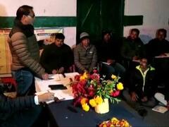 डीएम ने चौपाल लगाकर सुनी ग्रामीणों की समस्याएं, रात में साथ बैठकर खाया खाना, दिया ये आश्वासन