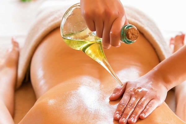 ਸਰ੍ਹੋਂ ਦਾ ਤੇਲ ਪ੍ਰਭਾਵ ਵਿੱਚ ਗਰਮ ਹੁੰਦਾ ਹੈ। ਇਹੀ ਕਾਰਨ ਹੈ ਕਿ ਇਹ ਚਮੜੀ 'ਤੇ ਬੈਕਟੀਰੀਆ, ਫੰਗਸ ਆਦਿ ਨੂੰ ਵਧਣ ਨਹੀਂ ਦਿੰਦਾ। ਐਂਟੀ-ਮਾਈਕ੍ਰੋਬਾਇਲ ਹੋਣ ਕਾਰਨ ਇਹ ਤੁਹਾਡੀ ਚਮੜੀ ਨੂੰ ਸਿਹਤਮੰਦ ਅਤੇ ਸਾਫ਼-ਸੁਥਰਾ ਰੱਖਣ ਵਿੱਚ ਮਦਦ ਕਰਦਾ ਹੈ।