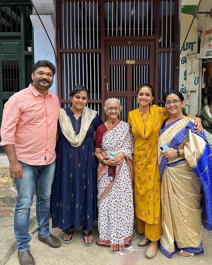 கடந்த வாரம் கீர்த்தி சுரேஷ் குடும்பத்துடன் திருக்குருங்குடி சென்றிருந்தார்