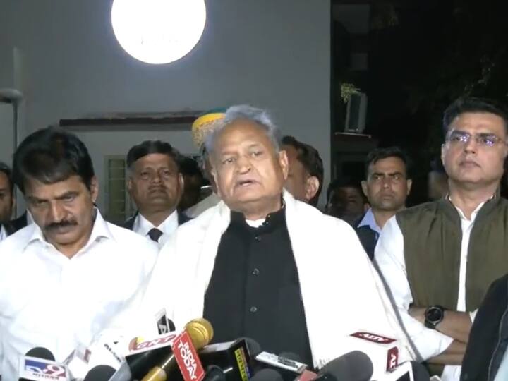 तस्वीरों की मानें तो वेणुगोपाल इसमें सफल भी हुए हैं. सिर्फ कैमरे के लिए ही सही दोनों नेता एक साथ काफी दिनों के बाद दिखाई दिये हैं. मीडिया के सामने केसी वेणुगोपाल ने दोनों नेताओं का हाथ उठाकर कहा कि ये राजस्थान कांग्रेस है. अपने इस बयान के साथ वेणू गोपाल ने संदेश देना चाहा कि उन्होंने दोनों नेताओं के बीच सब कुछ सामान्य कर दिया है.