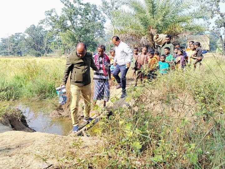 Chhattisgarh News: स्कूलों को खोलने आधी रात को गांव पहुंचा शिक्षा विभाग, 17 साल बाद दो विद्यालयों में बजी घंटी