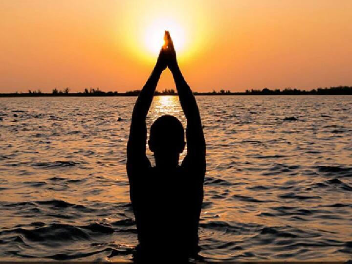 सवेरे-सवेरे जल्दी उठकर स्नान करने से बौद्धिक क्षमता तेज होती है. ब्रह्म मुहूर्त में नहाने से देवी-देवताओं का आशीर्वाद तो मिलता ही है. स्नान से आलस्य खत्म होता है व्यक्ति अपने कार्य पूरी ताकत के साथ कर पाता है.