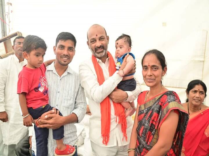 Bandi Sanjay Named three Month Old Baby Boy in Praja Sangrama Yatra at Bhainsa Praja Sangrama Yatra: ప్రజా సంగ్రామ యాత్రలో 3 నెలల బాబుకు ప్రధాని మోదీ పేరు పెట్టిన బండి సంజయ్