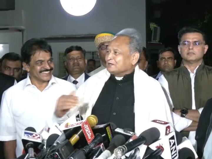 केसी वेणूगोपाल के इस बयान के बाद ज्वाइंट प्रेस कॉन्फ्रेंस में अशोक गहलोत ने कहा कि राहुल जी ने राज्य के सम्मानित नेताओं को कांग्रेस की संपत्ति कहा है तो हम कांग्रेस की संपत्ति हैं, और हम देश हित के लिए काम करेंगे.