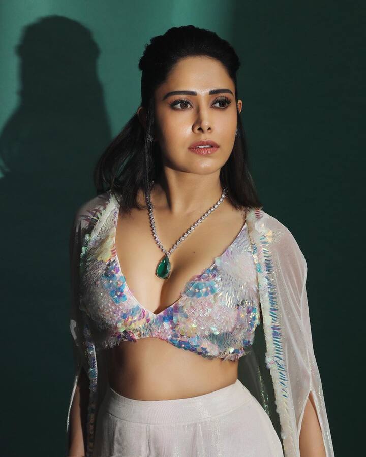 ताज्या फोटोंमध्ये अभिनेत्रीने पांढऱ्या रंगाचा शरारा ड्रेस घातलेला दिसत आहे. (फोटो सौजन्य :/nushrrattbharuccha/इंस्टाग्राम )