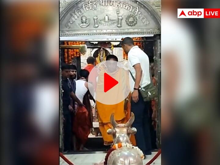 Watch: इशारा होते ही महाकाल की चौखट से ही वापस लौट गए पूर्व मुख्यमंत्री कमलनाथ, देखिए विडियो Ujjain Kamal Nath Got Out of Mahakaleshwar Temple Before Puja Rahul Gandhi Did Rudrabhishek Alone Bharat Jodo Yatra ANN Watch: इशारा होते ही महाकाल की चौखट से ही वापस लौट गए पूर्व मुख्यमंत्री कमलनाथ, देखिए विडियो
