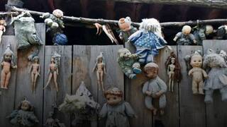 Shocking News: ਦਰਖਤ 'ਤੇ ਲਟਕਦੀਆਂ ਭਿਆਨਕ ਗੁੱਡੀਆਂ ਦਾ ਟਾਪੂ, ਬਾਹਾਂ ਫੈਲਾ ਕੇ ਪੁਕਾਰਦੀਆਂ ਹਨ ਅਤੇ ਰਾਤ ਢਲਦਿਆਂ ਹੀ ਕਰਨ ਲੱਗ ਪੈਂਦੀਆਂ ਹਨ ਗੱਲਾਂ!