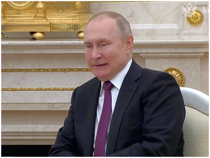 Vladimir Putin health critically ill seen uncomfortable face was also swollen reports सवालों के घेरे में पुतिन की सेहत! कजाकिस्तान के राष्ट्रपति से मुलाकात के दौरान दिखे 'असहज', चेहरा भी था फूला हुआ