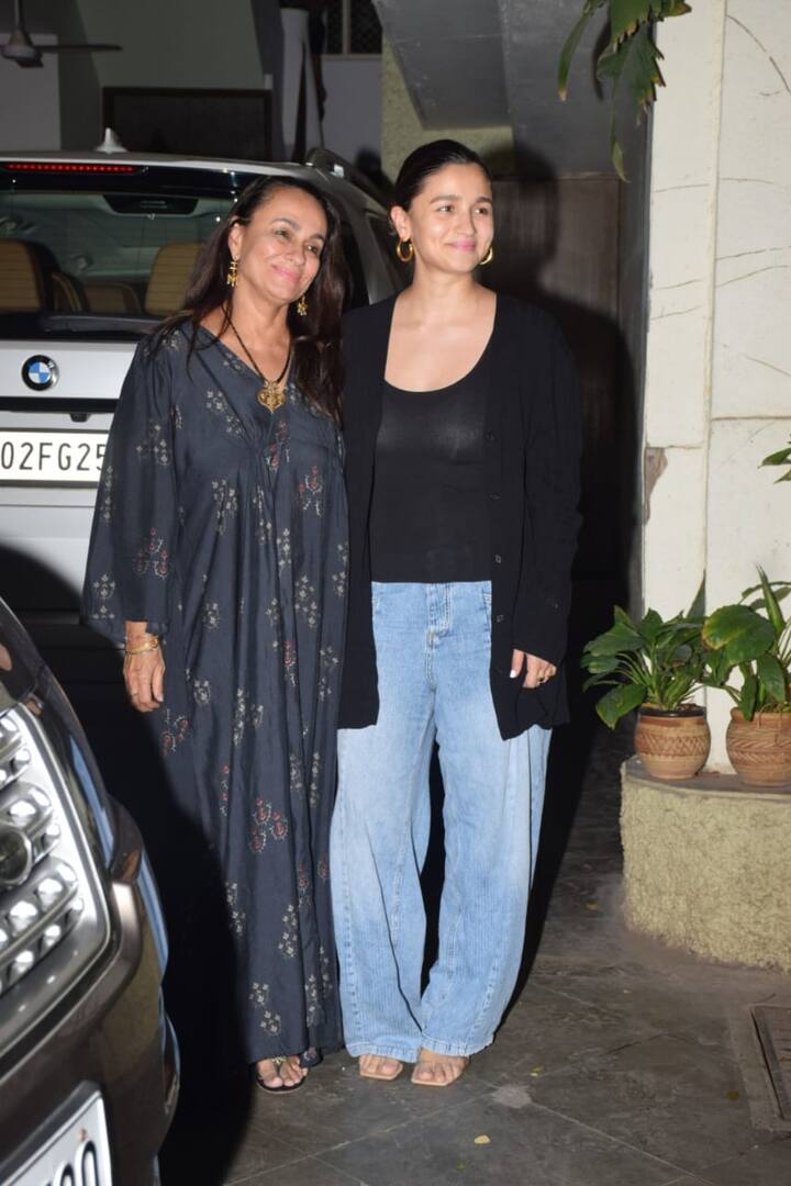 तस्वीरों में देखा जा सकता है कि, आलिया के चेहरे पर ग्लो तो दिखाई दे रहा है लेकिन डिलीवरी के बाद उनका वजन काफी बढ़ा हुआ दिखाई दे रहा है.