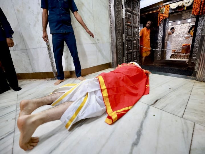 Bharat Jodo Yatra: कांग्रेस नेता राहुल गांधी मंगलवार को उज्जैन के महाकाल मंदिर पहुंचे, जहां उन्होंने भगवान शिव को दंडवत प्रणाम कर पूजा-अर्चना की.
