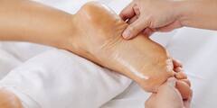 Massage Tips: தூங்குவதற்கு முன்பு உங்கள் கணவர் கால்களைப் பிடித்துவிடுவாரா..? இதைப் படியுங்க..