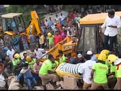 வீடு இடிந்து வீட்டுக்குள் சிக்கிய மூதாட்டி- 3 மணி நேரம் போராட்டத்துக்கு பின் சடலமாக மீட்பு