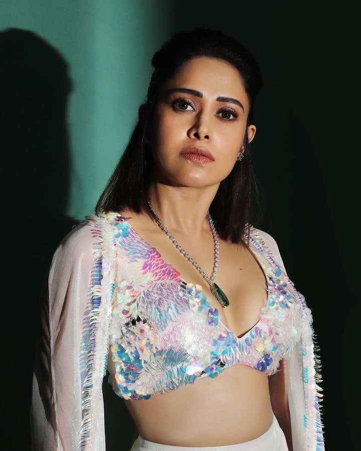 यासोबत तिने मॅचिंग श्रग कॅरी केला आहे. नुसरतने तिच्या लुकला चमकदार न्यूड मेकअप आणि स्मोकी डोळ्यांनी लूक पूर्ण केला आहे. (फोटो सौजन्य :/nushrrattbharuccha/इंस्टाग्राम )