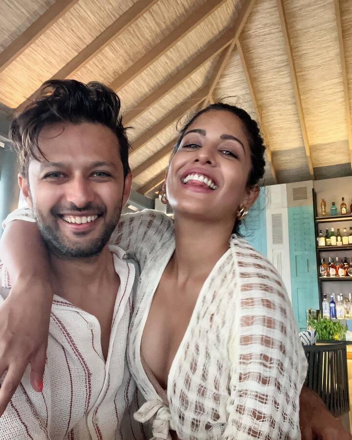 टीवी शो ‘रिश्तों का सौदागर- बाजीगर’ का सेट था, जहां इशिता दत्ता और वत्सल सेठ की पहली मुलाकात हुई थी और शूटिंग के दौरान दोनों एक-दूसरे के करीब आ गए थे.