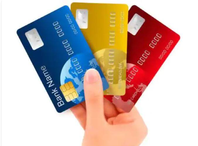 ਕ੍ਰੈਡਿਟ ਕਾਰਡ ਬਿੱਲ ਦੇ ਭੁਗਤਾਨ ਅਤੇ EMI ਵਿੱਚ ਦੇਰੀ ਤੁਹਾਨੂੰ ਬਹੁਤ ਪਰੇਸ਼ਾਨ ਕਰ ਰਹੀ ਹੋਣੀ ਚਾਹੀਦੀ ਹੈ। ਇਹ ਨਾ ਸਿਰਫ਼ ਤੁਹਾਡੇ ਕ੍ਰੈਡਿਟ ਸਕੋਰ ਨੂੰ ਪ੍ਰਭਾਵਿਤ ਕਰਦਾ ਹੈ ਬਲਕਿ ਤੁਹਾਡੇ 'ਤੇ ਵਾਧੂ ਵਿੱਤੀ ਬੋਝ ਵੀ ਪਾਉਂਦਾ ਹੈ।