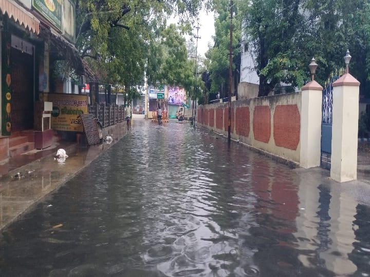 தூத்துக்குடியில் பரவலாக மழை...வழக்கம்போல் நீரில் மூழ்கிய பிரதான சாலை..!