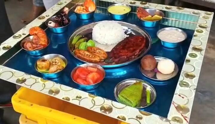 বিক্রেতা তো বটেই, অভিনব এই ভাবনা নিয়ে সবমিলিয়ে উৎসাহ বাড়ছে ক্রেতাদেরও।