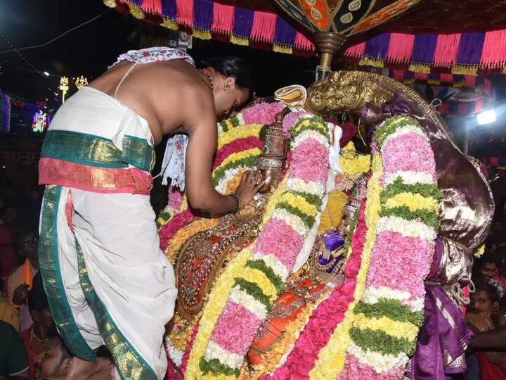 உண்ணாமுலை அம்மனுடன் சமேத அண்ணாமலையாருக்கு திருஷ்டி மை வைக்கும் காட்சி