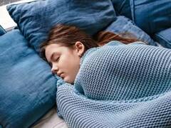 सावधान! कहीं आप भी तो रात में स्वेटर पहन कर नहीं सोते....हो सकती है ये गंभीर समस्या