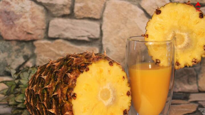 আনারসে ভিটামিন , ম্যাঙ্গানিজ, পটাশিয়াম রয়েছে।উচ্চ পরিমাণে জল, হজমকারী এনজাইমে ভরপুর।