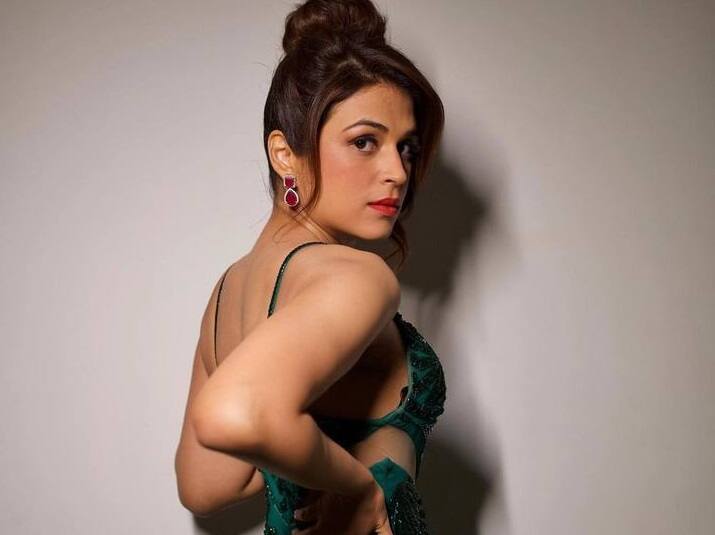 Shraddha Das: bollywood hot girl shraddha latest pics viral on social media PICS: સાઉથ હસીનાએ રસ્તાં પર બતાવ્યો હૉટ એવતાર, આપ્યા આવા આવા પૉઝ, જુઓ