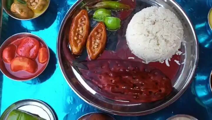 বিক্রেতা দেবাশিস ঘোষ জানালেন, এরপর রোনাল্ডো ও অন্য স্ট্রাইকার প্লেয়ার বানানোর ইচ্ছে আছে। ক্রেতাদের আগ্রহ দেখেই তা সিদ্ধান্ত নেওয়া হবে।  (ছবি ও তথ্য- মনোজ বন্দ্যোপাধ্যায়)