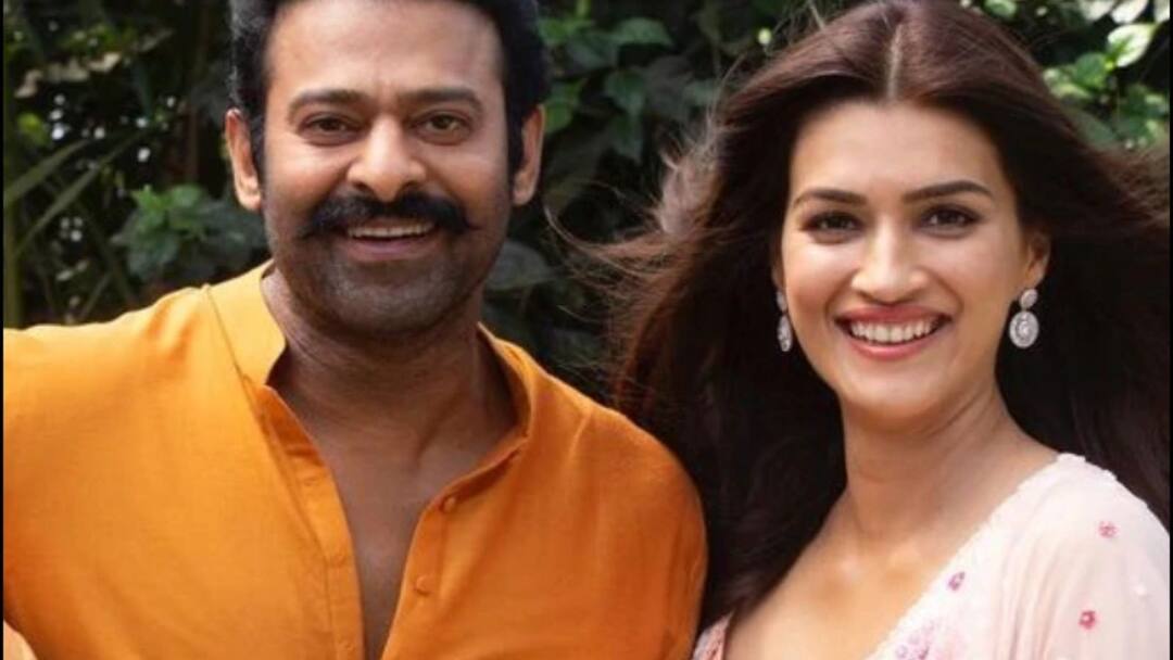 Prabhas proposed Kriti Sanon? Rumours indicate the couple will soon get engaged! know in details Bollywood Celebrity Updates: শীঘ্রই বিয়ের পিঁড়িতে? কৃতীকে বিয়ের প্রস্তাব দিলেন প্রভাস?