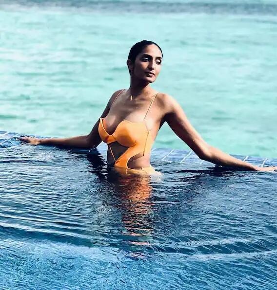 નેટફ્લિપ્કસ પર રિલીઝ થયેલી વેબસીરીઝ ખાખીઃ ધ બિહાર ચેપ્ટરમાં ગામડાનુ જીવન જીવતી દેખાતી એશ્વર્યા સુષ્મિતા રિયલ લાઇફમાં એકદમ ગ્લેમરસ છે. એશ્વર્યા સુષ્મિતા ફેશનની દુનિયામાં જાણીતુ નામ બની ચૂકી છે. ખાખીઃ ધ બિહાર ચેપ્ટરમાં એશ્વર્યા સુષ્મિતાએ પોતાની સાદગીભર્યા અંદાજથી તમામ લોકોનુ ધ્યાન પોતાની તરફ ખેંચ્યુ હતુ.