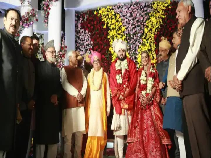 शादी समारोह की कई खास तस्वीरें सामने आई है जिसमें तमाम राजनेता और विधायकों ने शिरकत की. इस तस्वीर में मुख्यमंत्री नीतीश के साथ इमाम बुखारी, विजय चौधरी समेत कई लोग मौजूद हैं.
