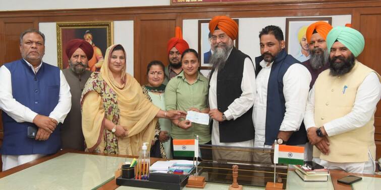 VIDHAN SABHA SPEAKER PRESENTED  CHECK OF 5 LAKH RUPEES TO WEIGHTLIFTER HARJINDER KAUR FOR HIGHER TRAINING ਵਿਧਾਨ ਸਭਾ ਸਪੀਕਰ ਵੱਲੋਂ ਵੇਟ ਲਿਫਟਰ ਹਰਜਿੰਦਰ ਕੌਰ ਨੂੰ ਉੱਚ ਪੱਧਰ ਦੀ ਟ੍ਰੇਨਿੰਗ ਲਈ 5 ਲੱਖ ਰੁਪਏ ਦਾ ਚੈਕ ਭੇਟ