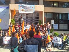 हिमाचल प्रदेश विश्वविद्यालय में प्रदर्शन कर रहे ABVP-SFI कार्यकर्ता, छात्रों के फेल होने से नाराज