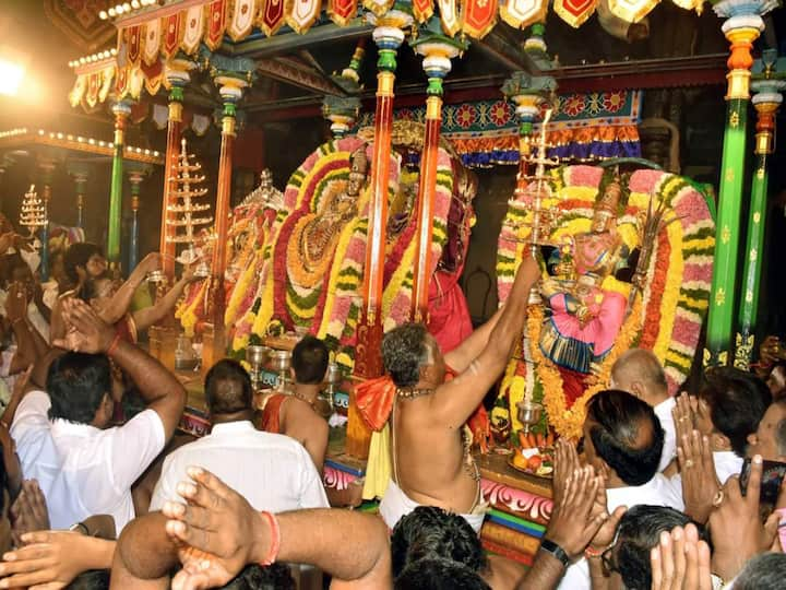 Karthigai Deepam 2022 Photos : திருவண்ணாமலை அண்ணாமலையார் கோவிலில் திருக்கார்த்திகை தீபத் திருவிழா இரண்டாம் நாள் பஞ்சமூர்த்திகளின் உற்சவ புகைப்படங்களை காணலாம்.