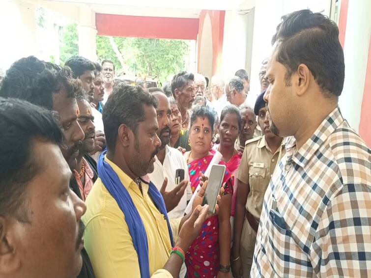 chengalpattu Public gathers in VAO district collector premises asking for bribe VAO Bribe Issue : பரபரப்பு.. லஞ்சம் கேட்பதை வழக்கமாக கொண்டவரா விஏஓ? செங்கல்பட்டு மாவட்ட ஆட்சியர் வளாகத்தில் குவிந்த பொதுமக்கள்..