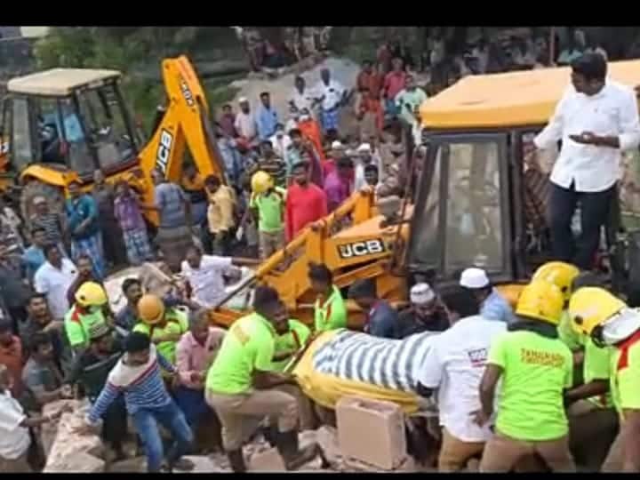 வீடு இடிந்து வீட்டுக்குள் சிக்கிய மூதாட்டி- 3 மணி நேரம் போராட்டத்துக்கு பின் சடலமாக மீட்பு