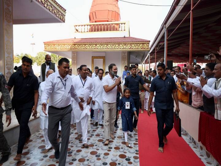 मंदिर में पूजा अर्चना के बाद राहुल गांधी ने मंदिर परिसर में महाकाल का दर्शन करने पहुंचे श्रद्धालुओं का हाथ जोड़कर अभिवादन किया.